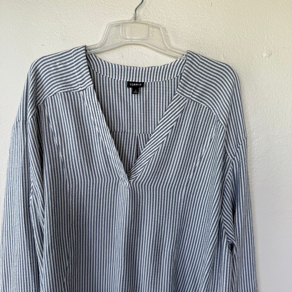 Torrid brand tunic top featuring a blue white vertical striped pattern. Size 2X - Picture 4 of 9